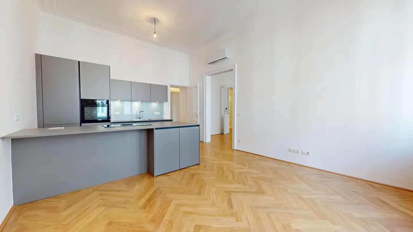 Viennese old building charm meets modern living comfort – Exclusive 5-room apartment in city center location