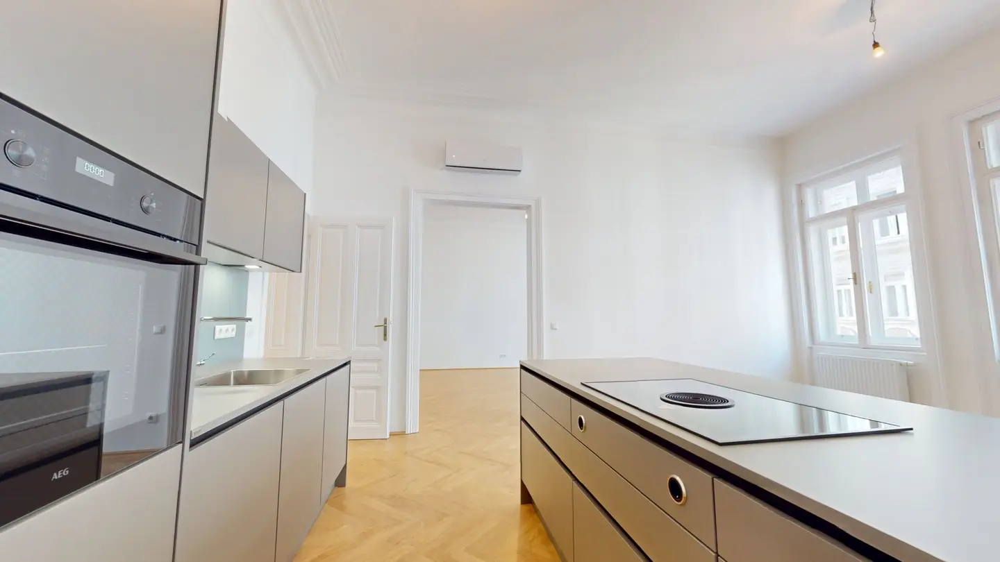 Viennese old building charm meets modern living comfort – Exclusive 5-room apartment in city center location