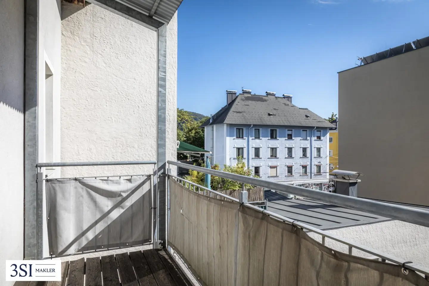 Attractive 3-room apartment with balcony in central city location
