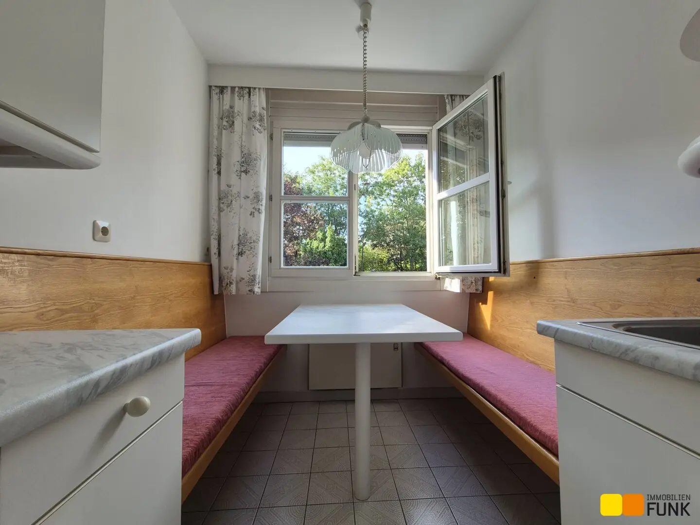 Quiet 3-room apartment in Hietzing with garage