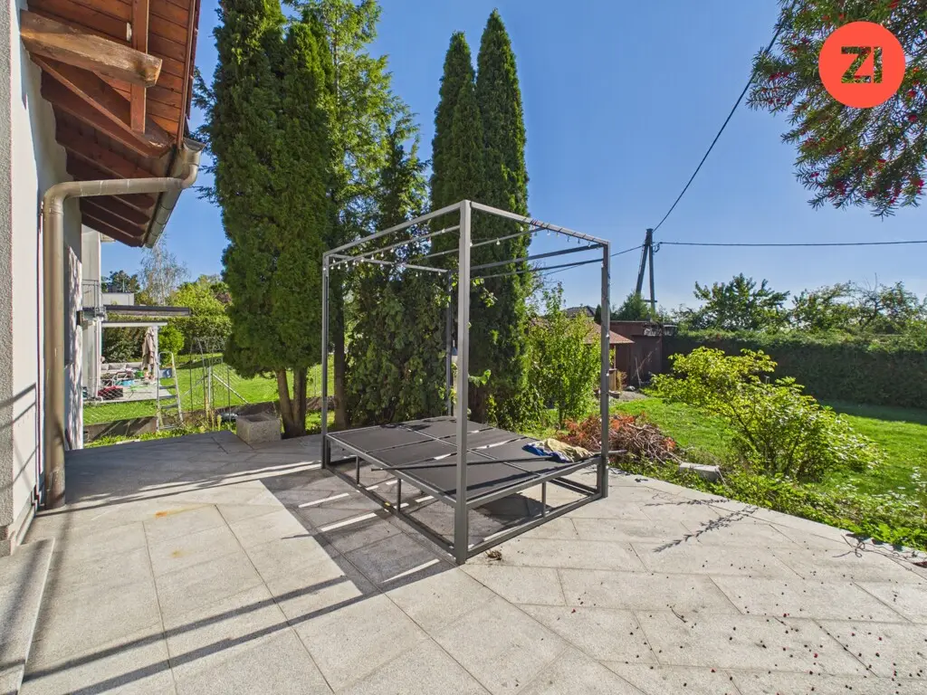 Renovierte Familienwohnung mit Garten und Garage