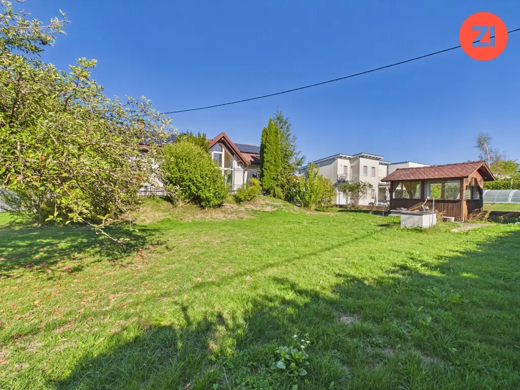 Renovierte Familienwohnung mit Garten und Garage