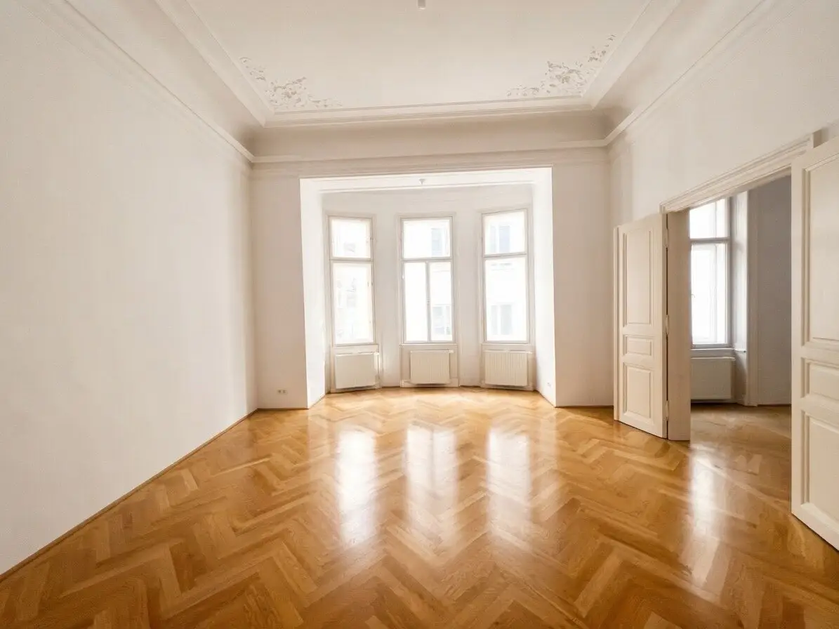 UNBERFISTET: Ruhige Altbauwohnung im prunkvollen Haus