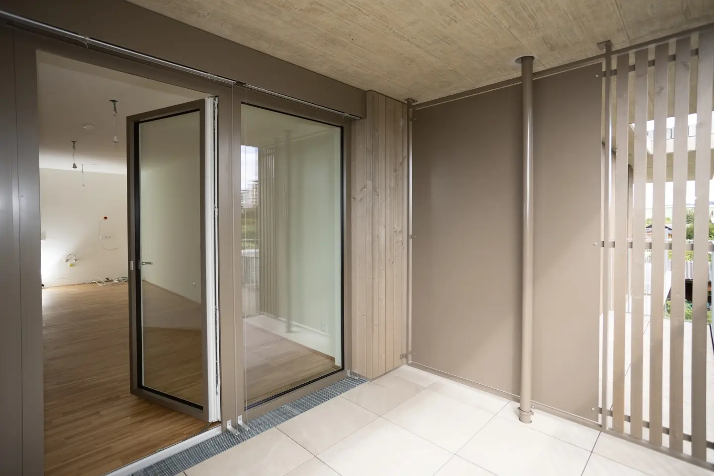 Lichtdurchflutete Wohnung mit Balkon am Fluss