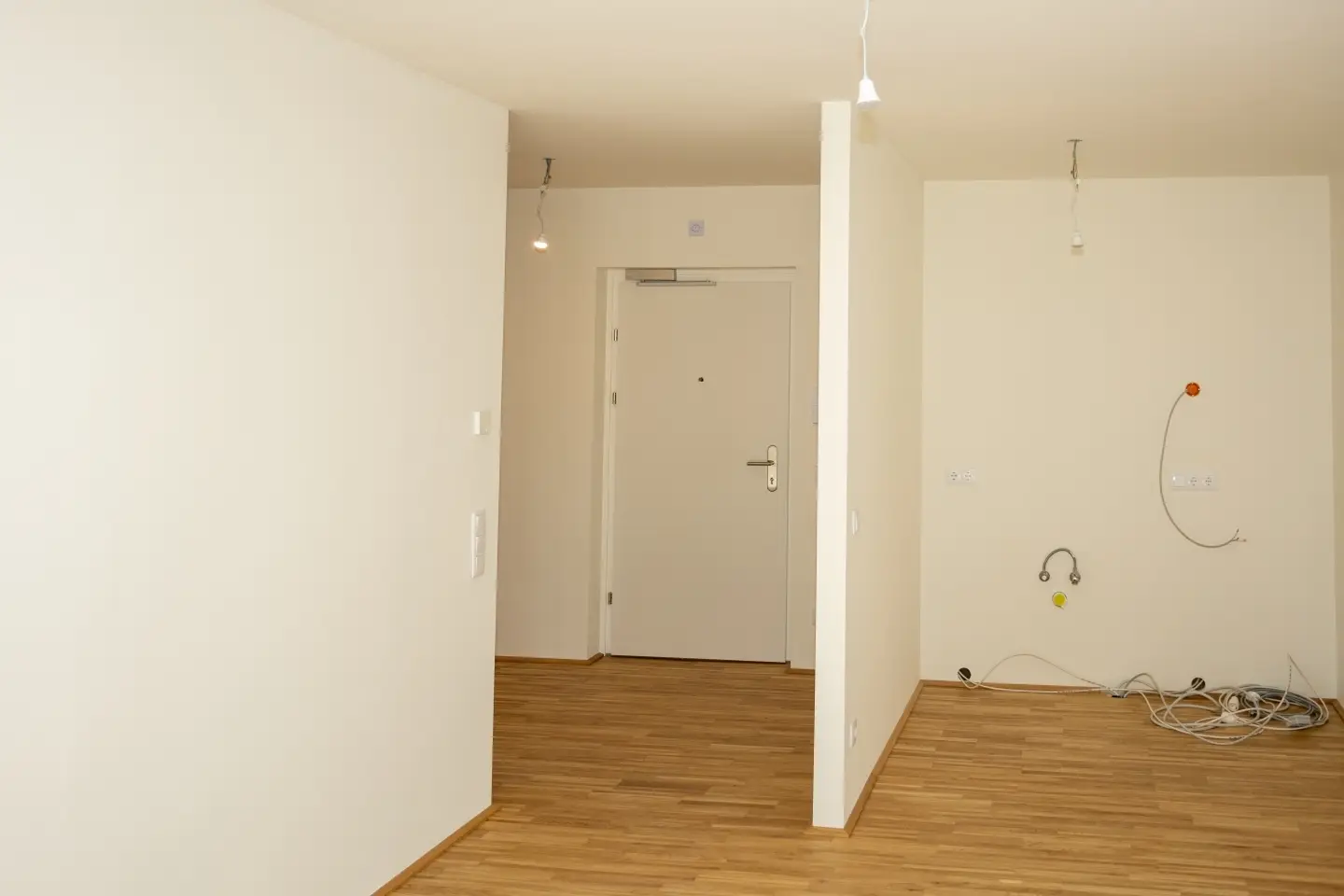 Lichtdurchflutete Wohnung mit Balkon am Fluss