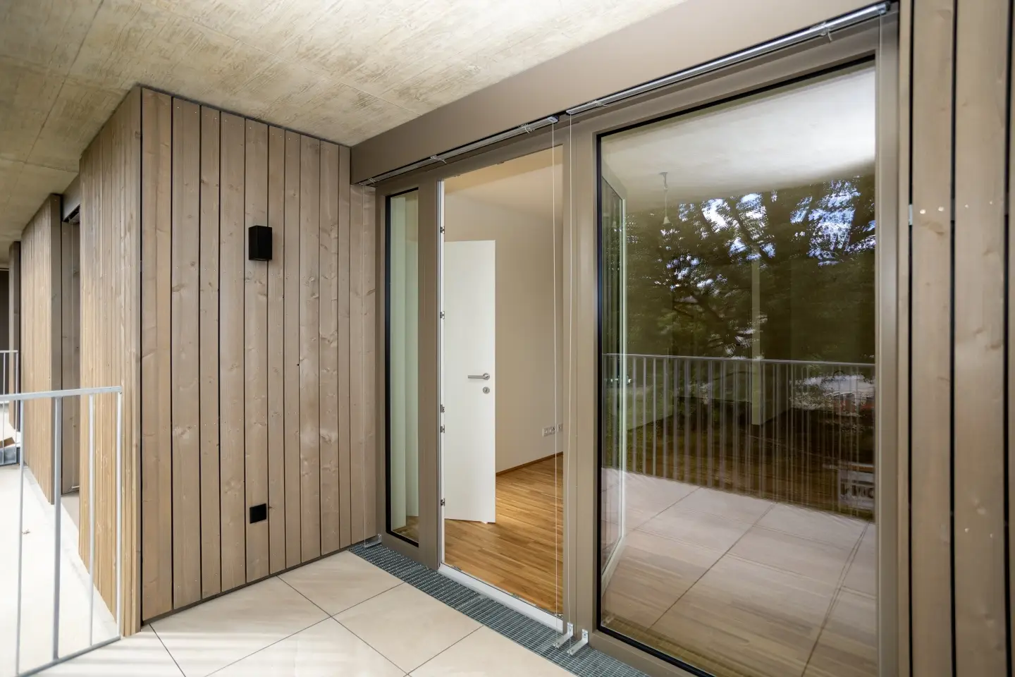 Lichtdurchflutete Wohnung mit Balkon am Fluss