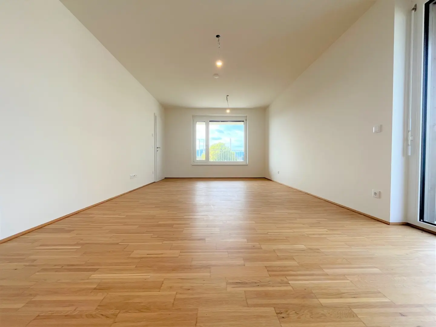 Lichtdurchflutete Wohnung mit Balkon am Fluss