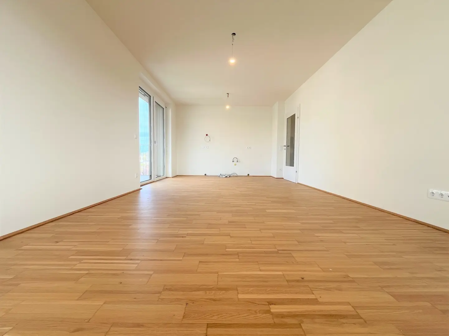 Lichtdurchflutete Wohnung mit Balkon am Fluss