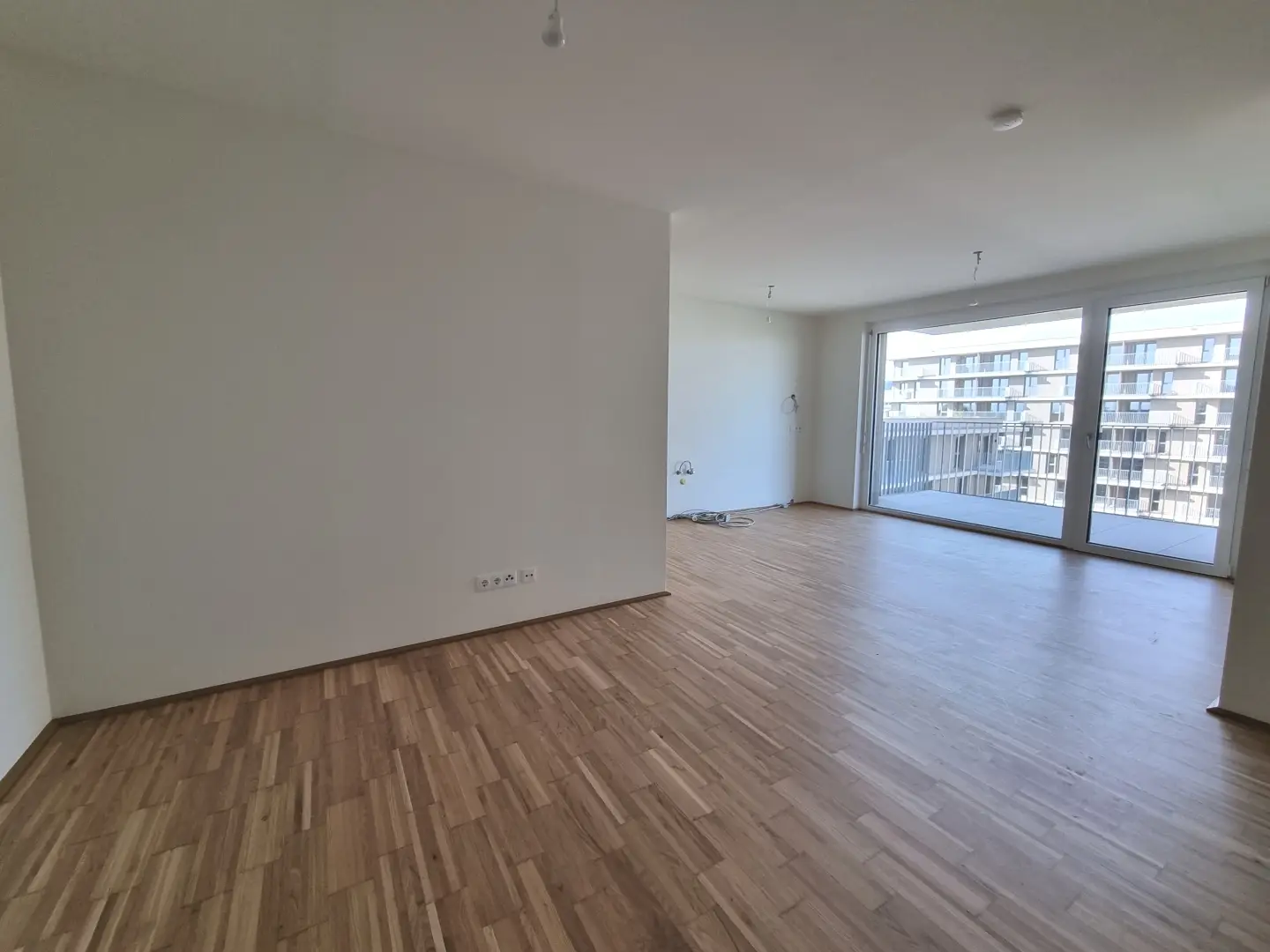 Lichtdurchflutete Wohnung mit Balkon im Grünen