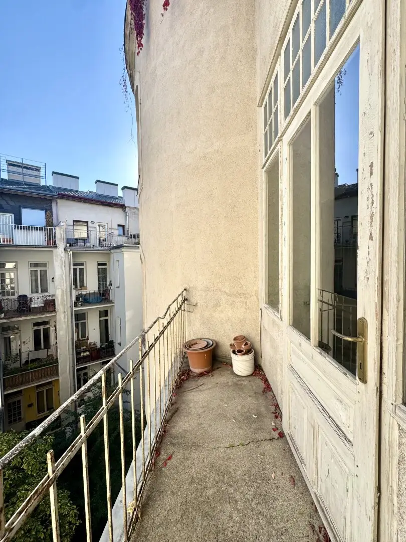 NEW! Absolute quiet location! Renovated 1.5 room apartment! Entirely facing the courtyard!