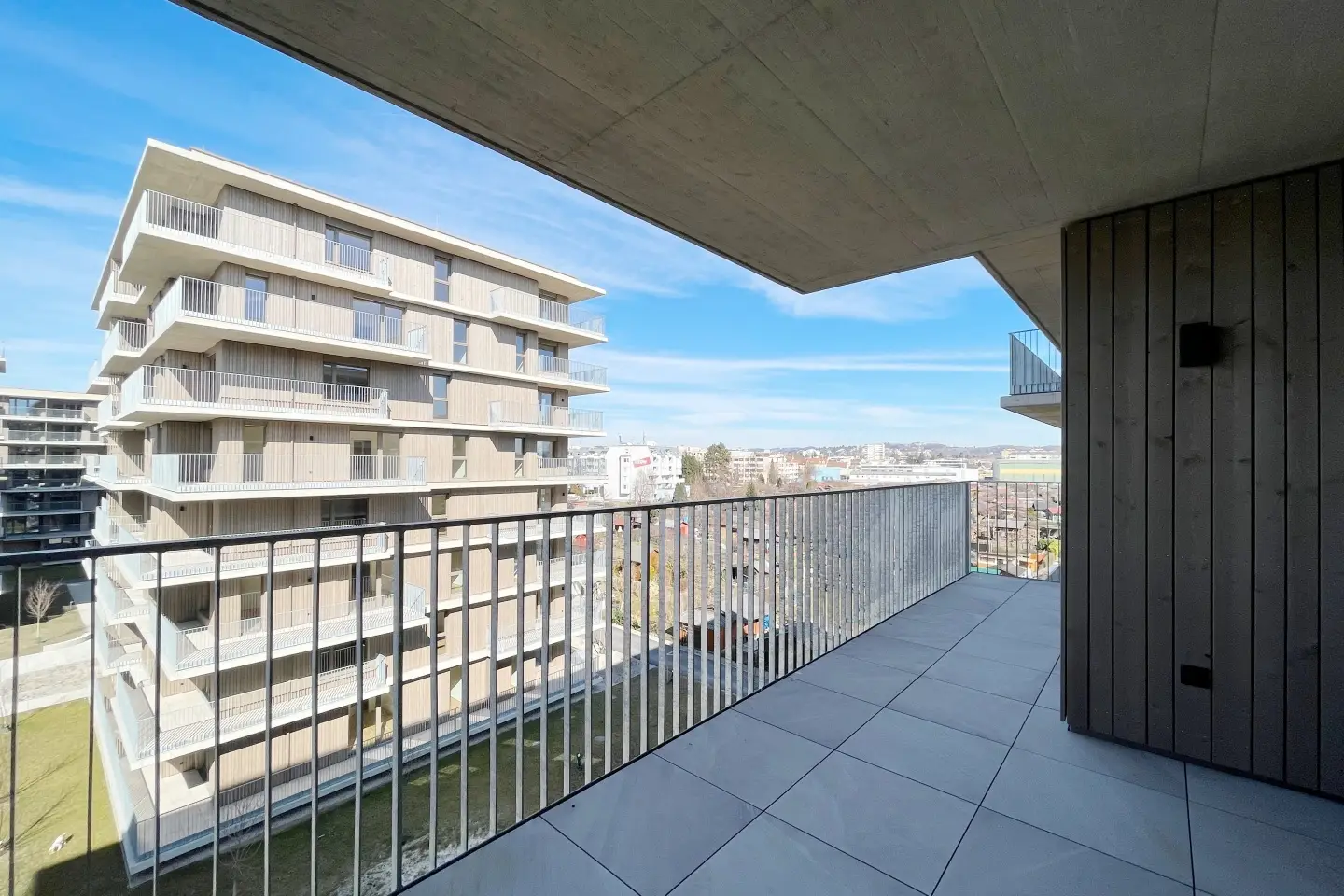 Helle Wohnung am Fluss in modernem Neubau