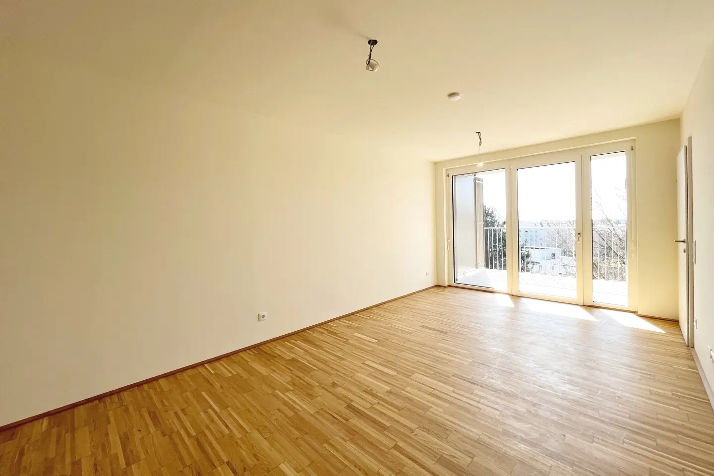 Wohnung with balcony in green riverside location