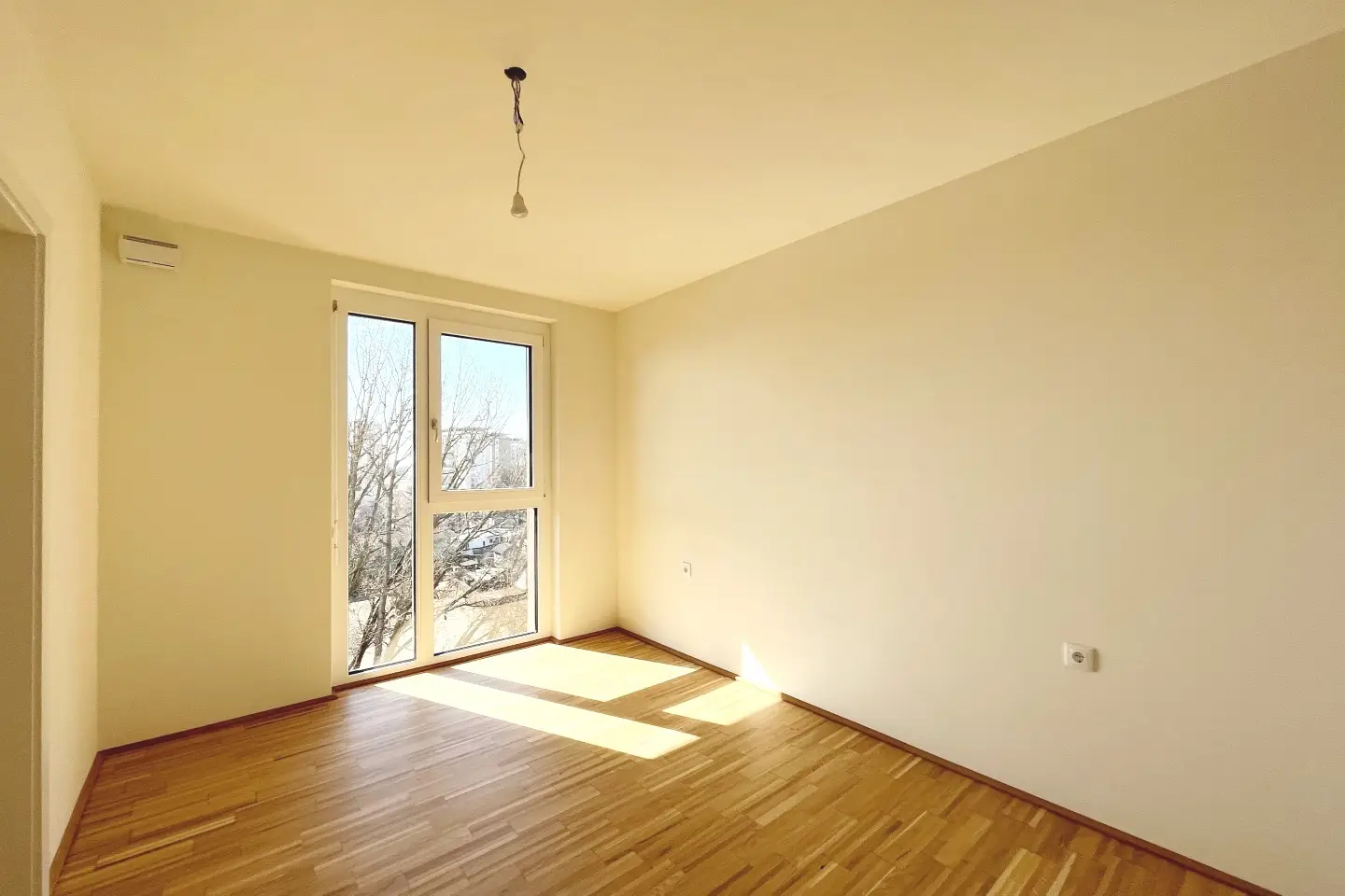 Wohnung with balcony in green riverside location