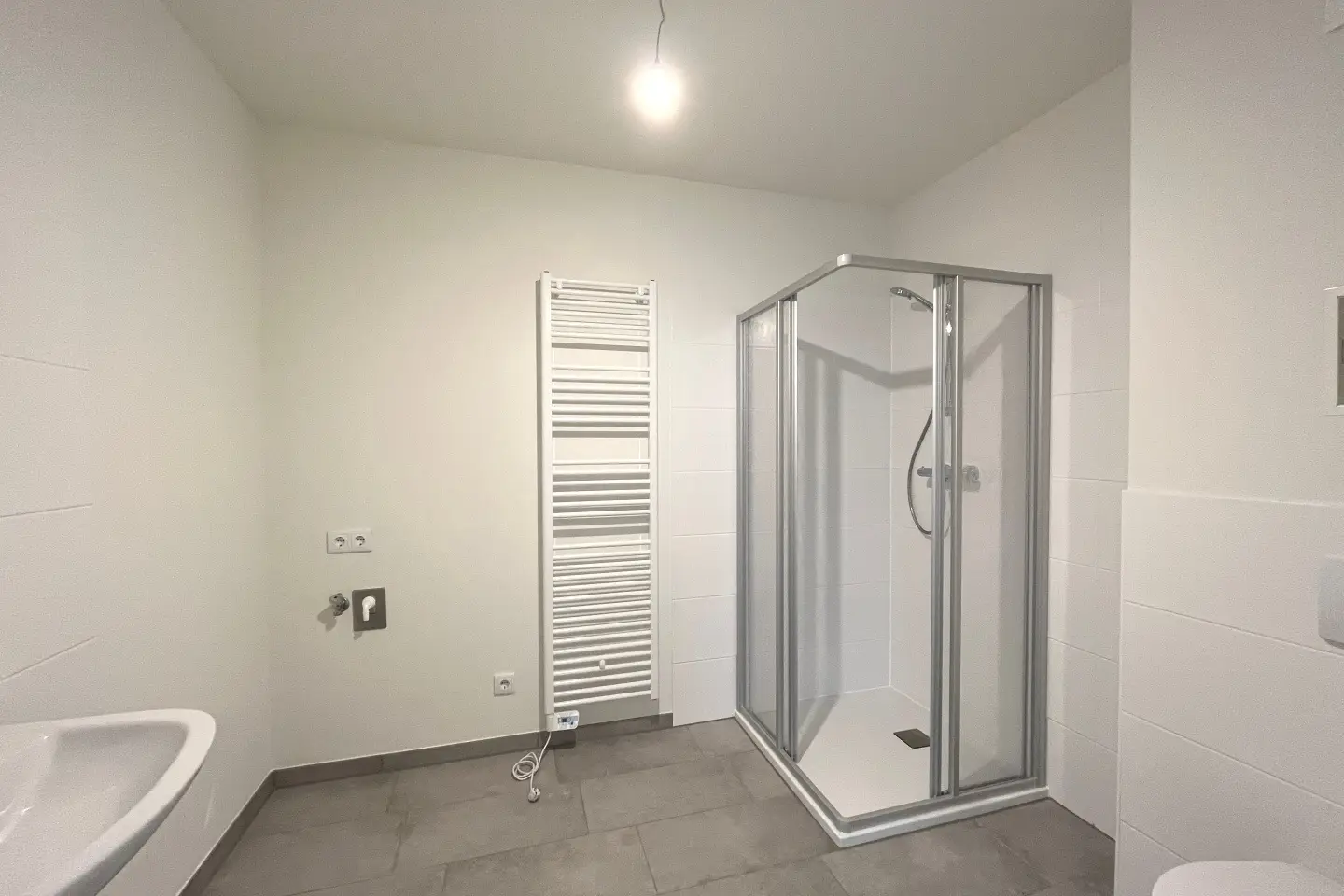 Wohnung with balcony in green riverside location