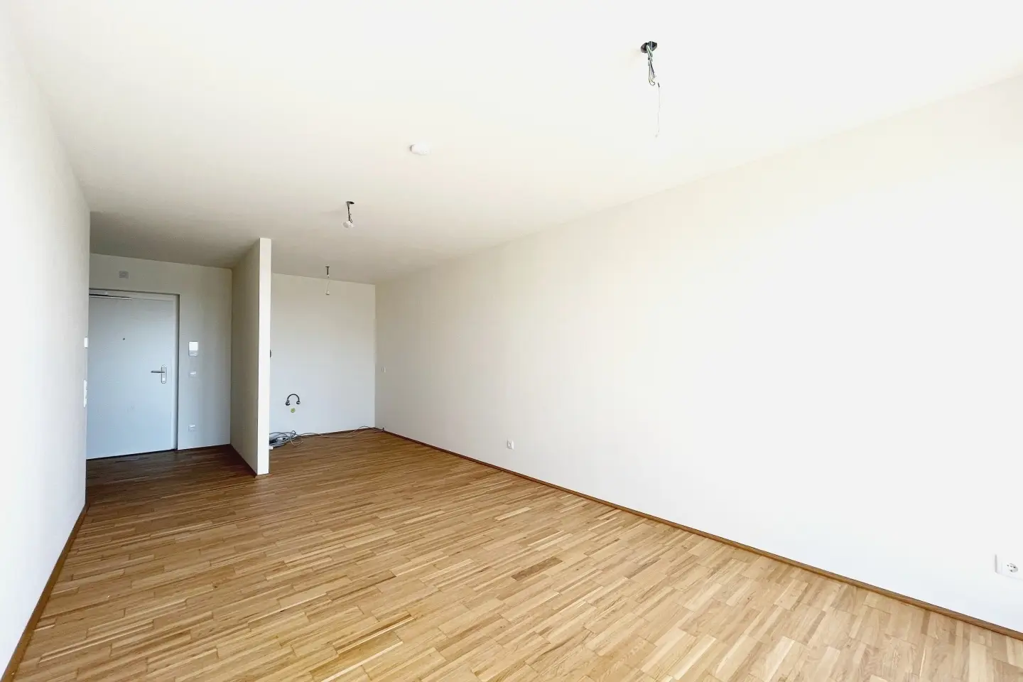 Wohnung with balcony in green riverside location