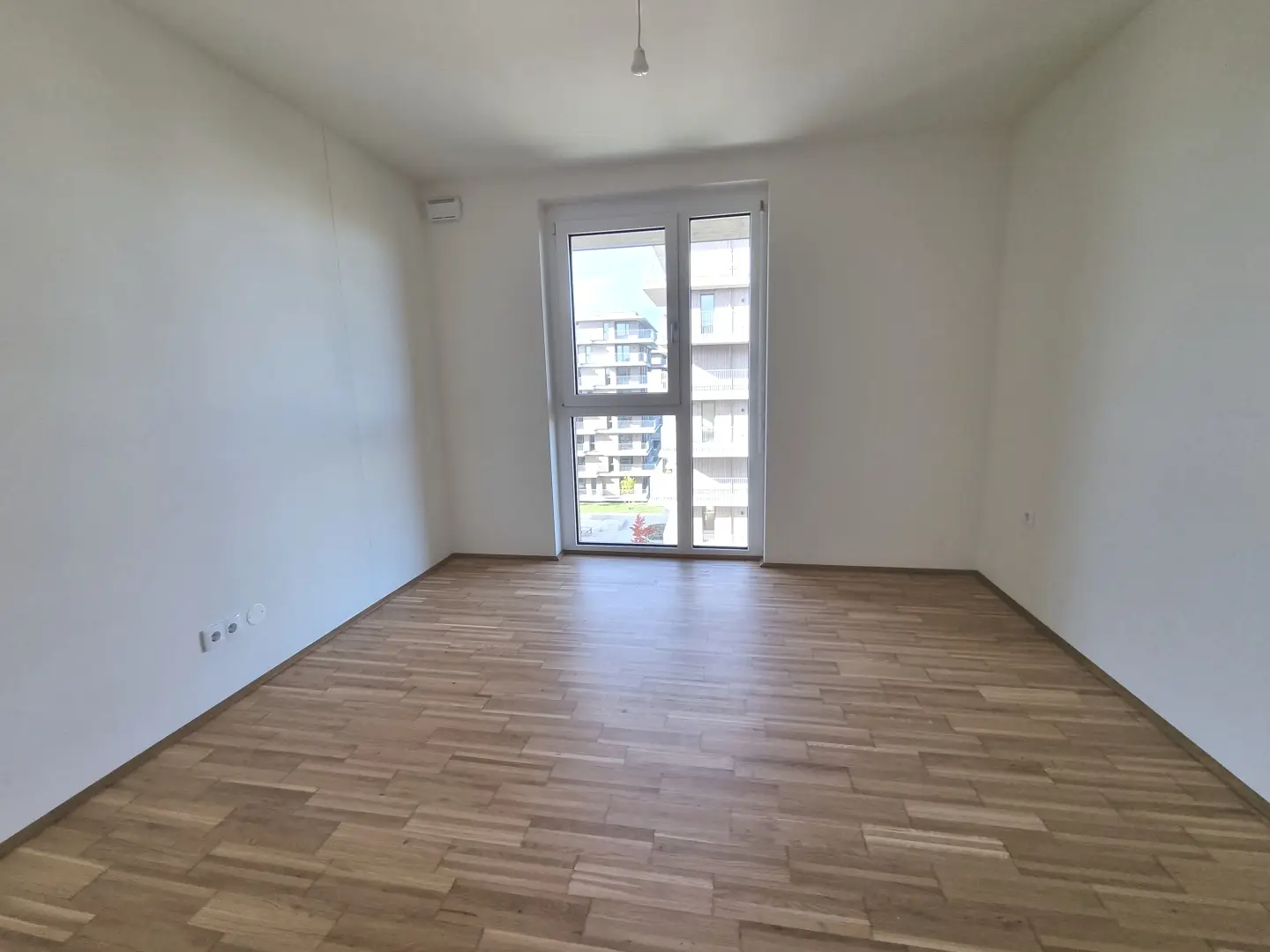 Lichtdurchflutete Wohnung am Wasser mit Balkon