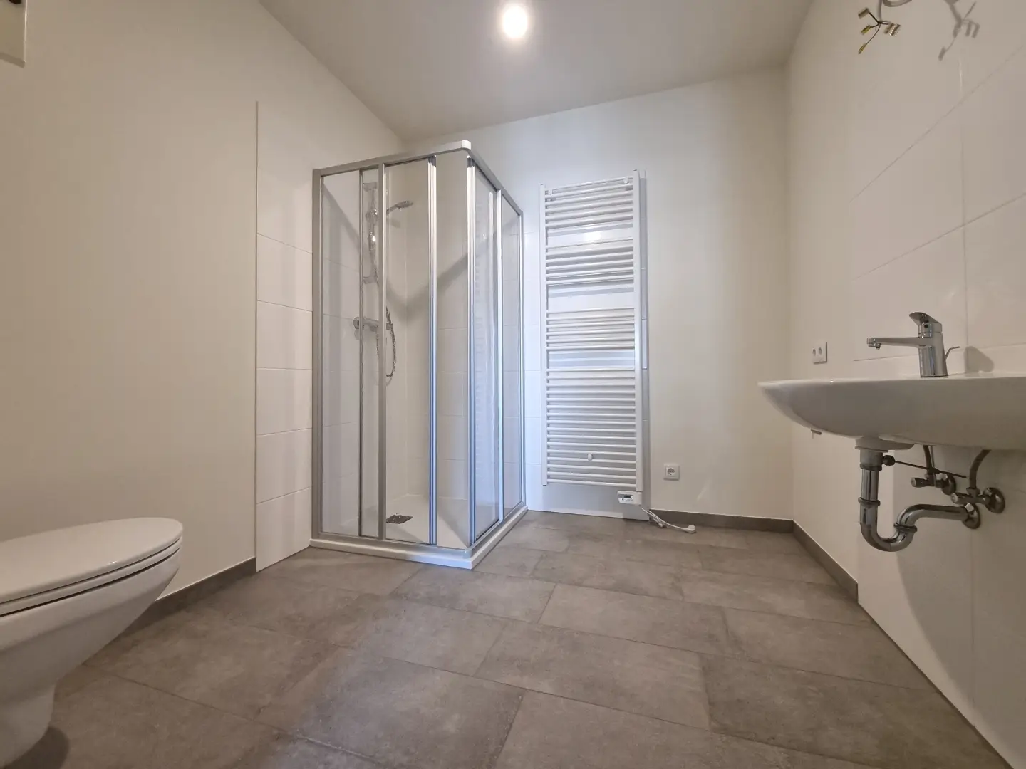 Lichtdurchflutete Wohnung am Wasser mit Balkon