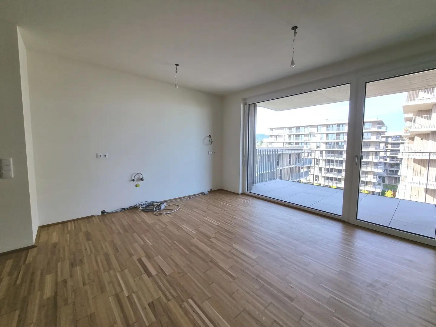 Lichtdurchflutete Wohnung am Wasser mit Balkon