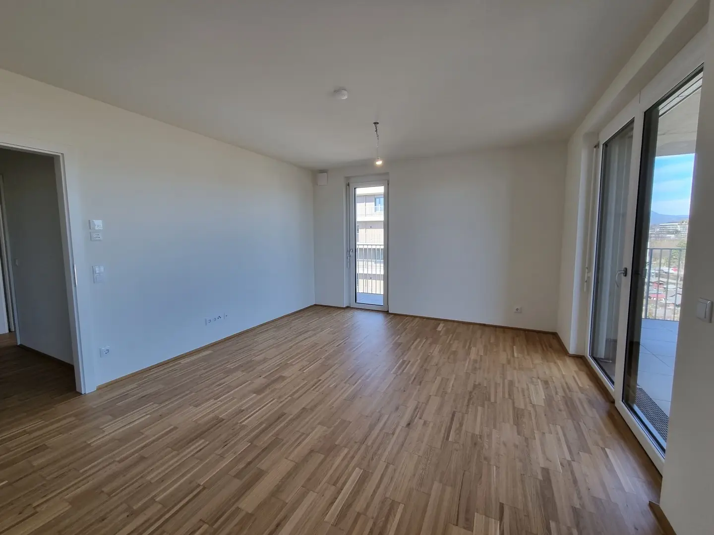 Lichtdurchflutete Wohnung nahe Stadtstrand und Mur