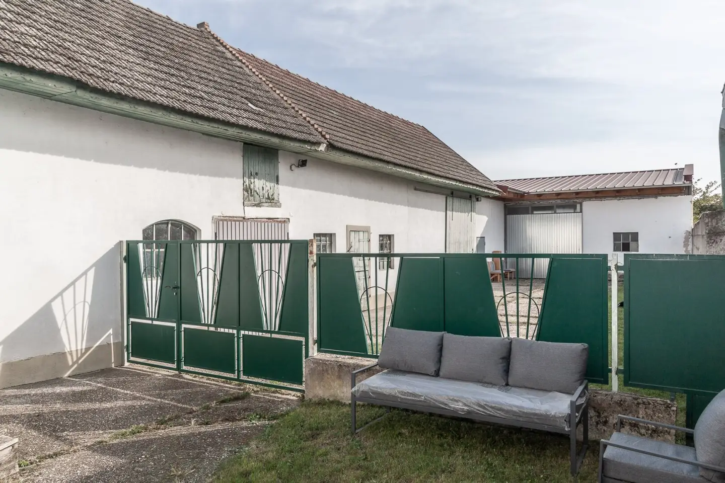 Haus mit 107 m² Halle, Wirtschaftsgebäude &amp; Hintauszufahrt – 890 m² Grundstück in Mönchhof