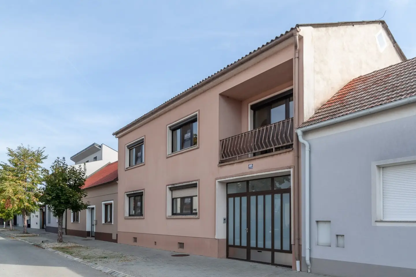 Haus mit 107 m² Halle, Wirtschaftsgebäude &amp; Hintauszufahrt – 890 m² Grundstück in Mönchhof