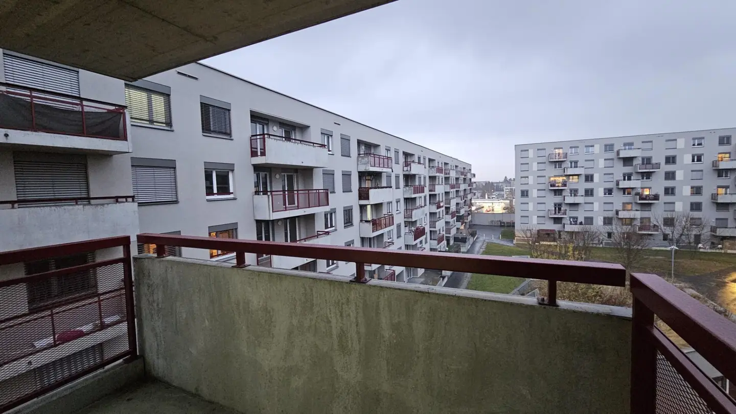 Open-ended, beautiful and like-new 3-room apartment with loggia