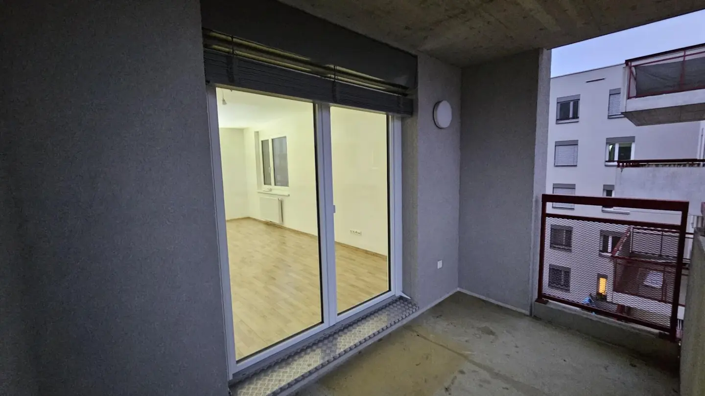 Open-ended, beautiful and like-new 3-room apartment with loggia
