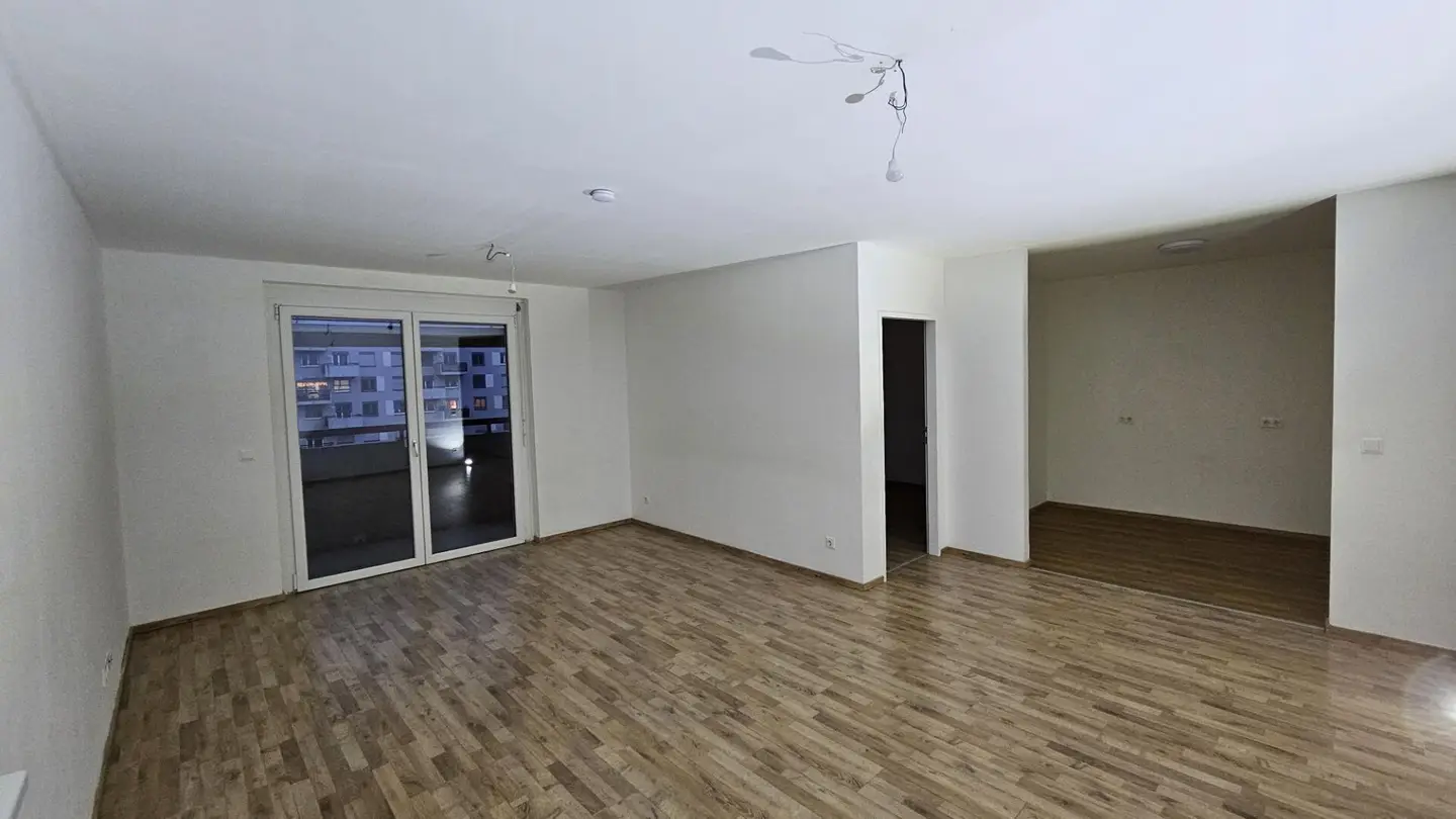 Open-ended, beautiful and like-new 3-room apartment with loggia