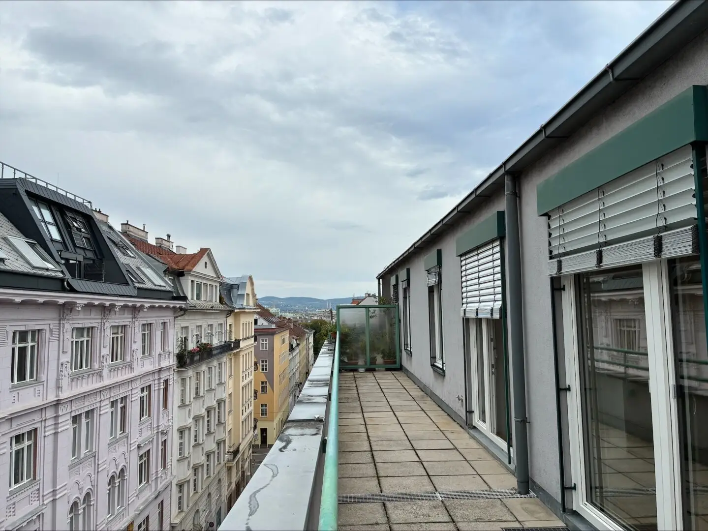 FAMILIEN-/WG-TRAUM nahe HAUPTBAHNHOF: Großzügige 3-Zimmer-Wohnung mit separater KÜCHE und weitläufiger TERRASSE, PROVISIONSFREI direkt vom Eigentümer