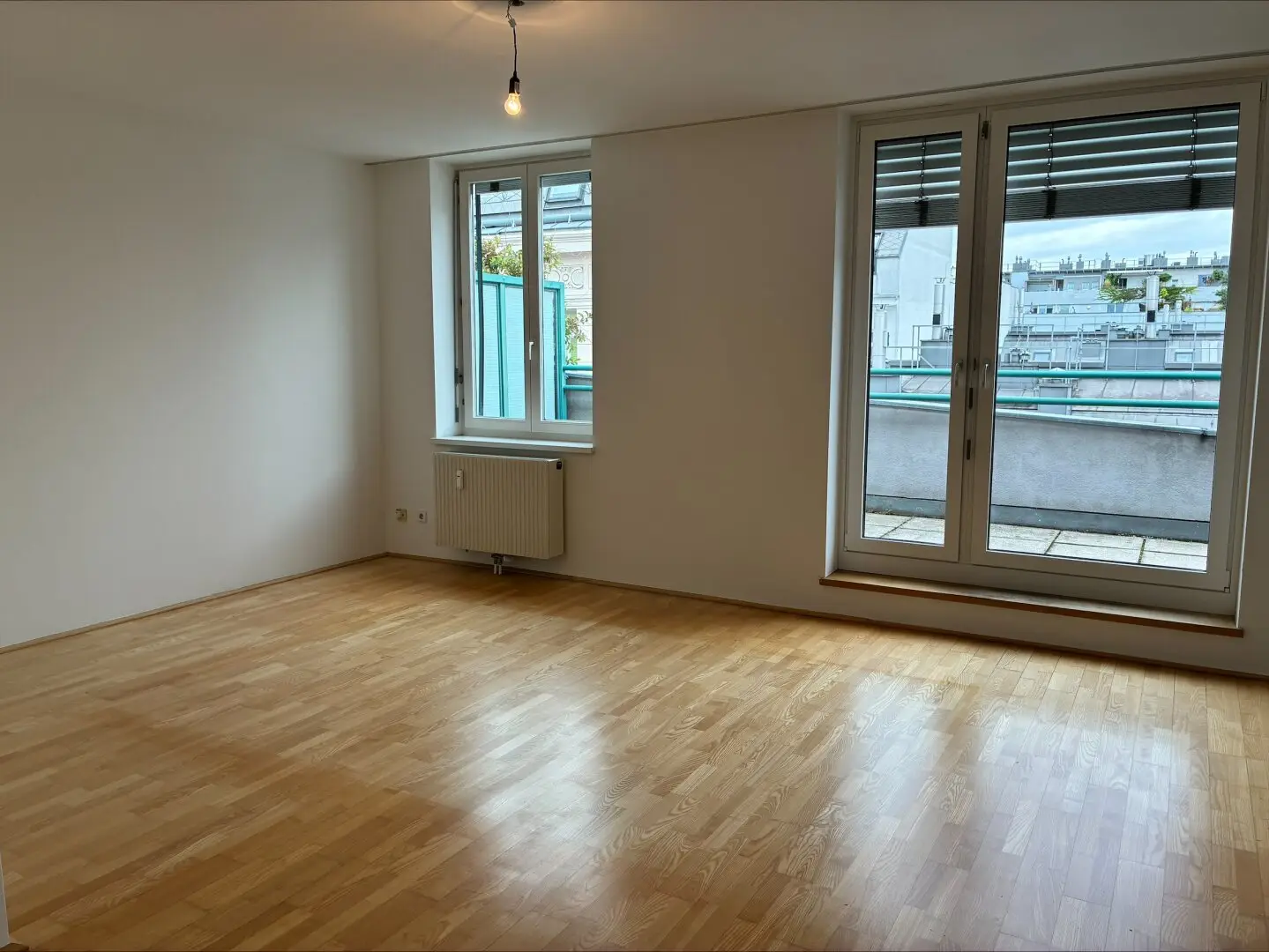 FAMILIEN-/WG-TRAUM nahe HAUPTBAHNHOF: Großzügige 3-Zimmer-Wohnung mit separater KÜCHE und weitläufiger TERRASSE, PROVISIONSFREI direkt vom Eigentümer