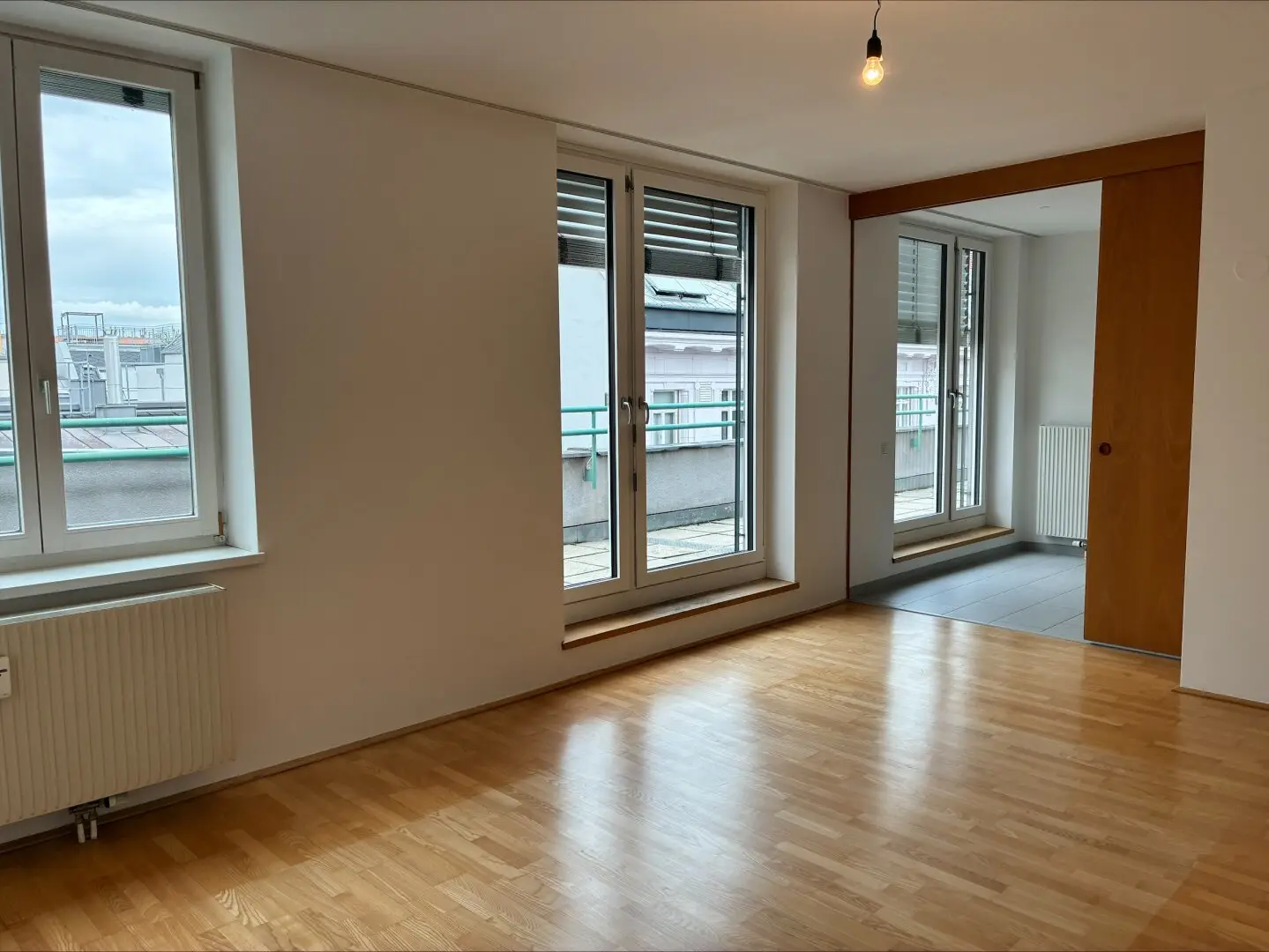 FAMILIEN-/WG-TRAUM nahe HAUPTBAHNHOF: Großzügige 3-Zimmer-Wohnung mit separater KÜCHE und weitläufiger TERRASSE, PROVISIONSFREI direkt vom Eigentümer