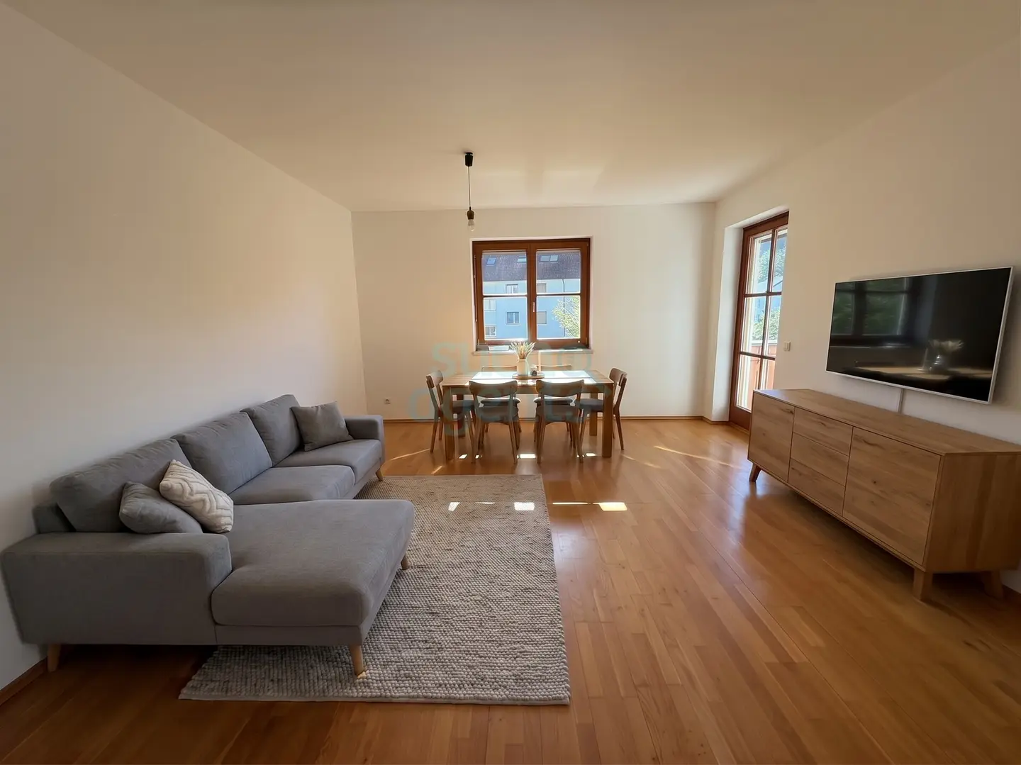 Sonnige Wohnung mit großer Loggia und Garage