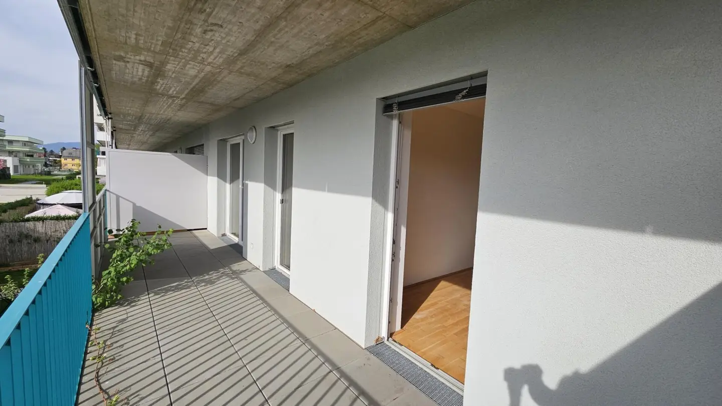 UNBEFRISTET! großzügige und sonnige 3-Zimmer-Wohnung mit großem Balkon und Küche!