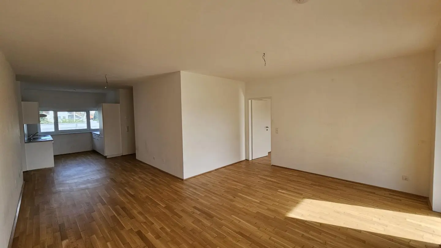 Unlimited lease generous and sunny 3-room apartment with large balcony and kitchen