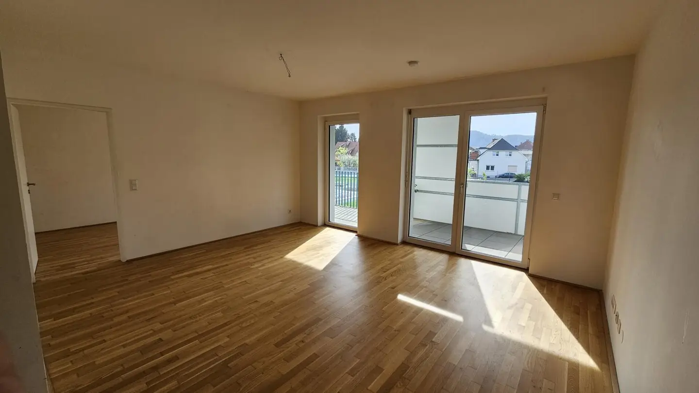 Unlimited lease generous and sunny 3-room apartment with large balcony and kitchen