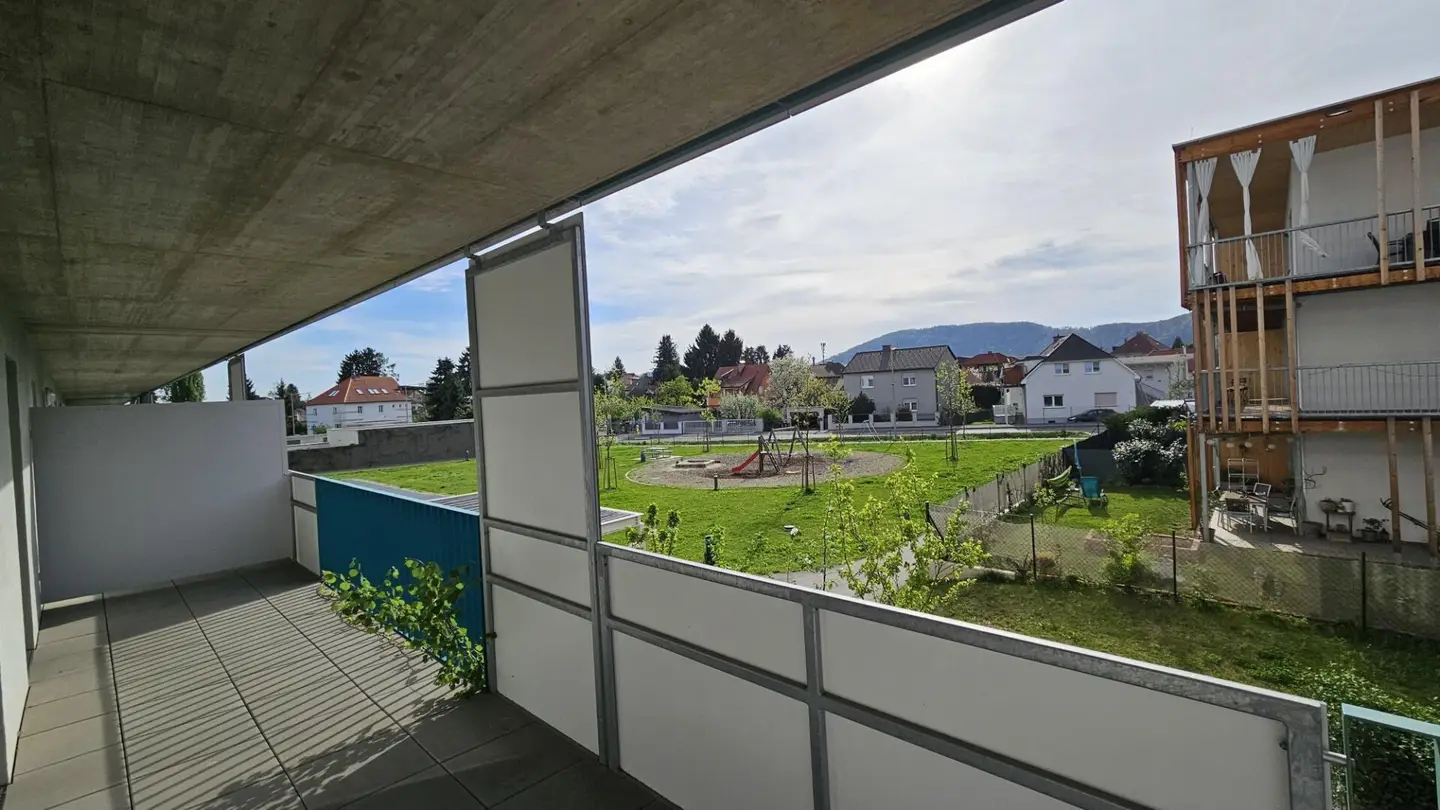 Unlimited lease generous and sunny 3-room apartment with large balcony and kitchen