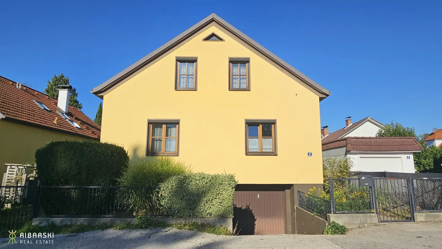 Geräumiges Haus mit zeitgemäßem Garten und großem Potenzial