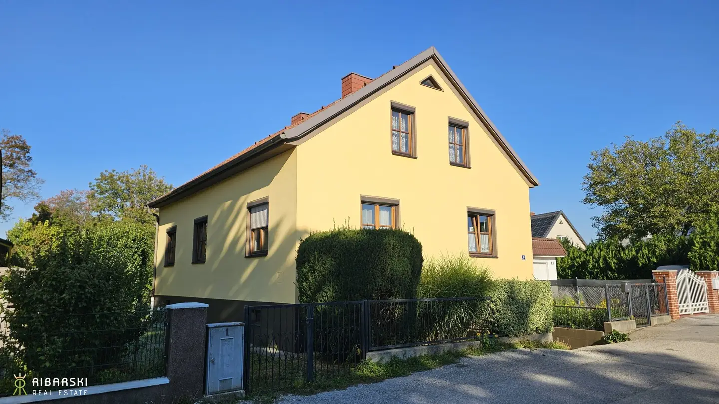Geräumiges Haus mit zeitgemäßem Garten und großem Potenzial