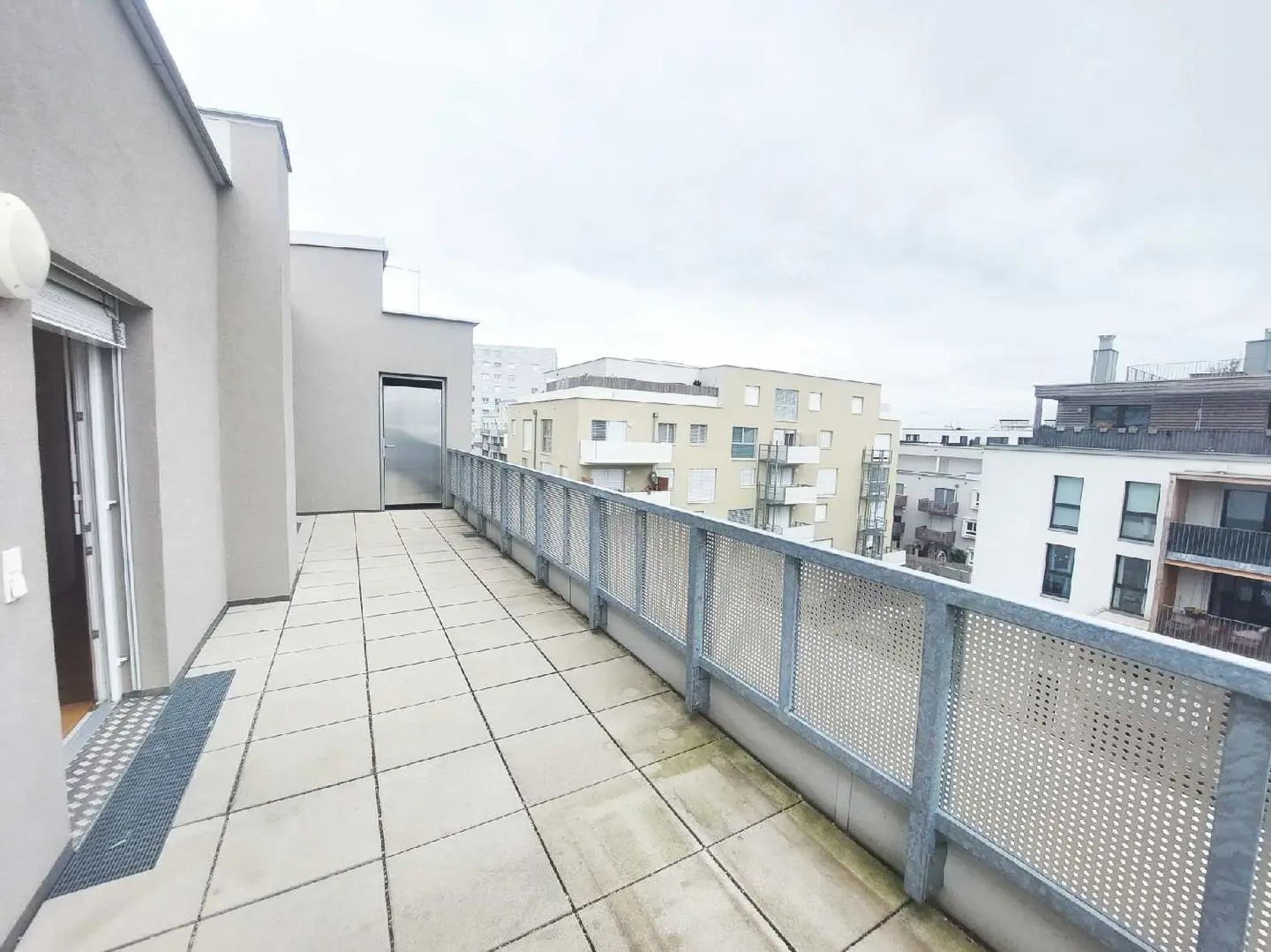 Helle Wohnung mit zwei Terrassen und Deckenkühlung