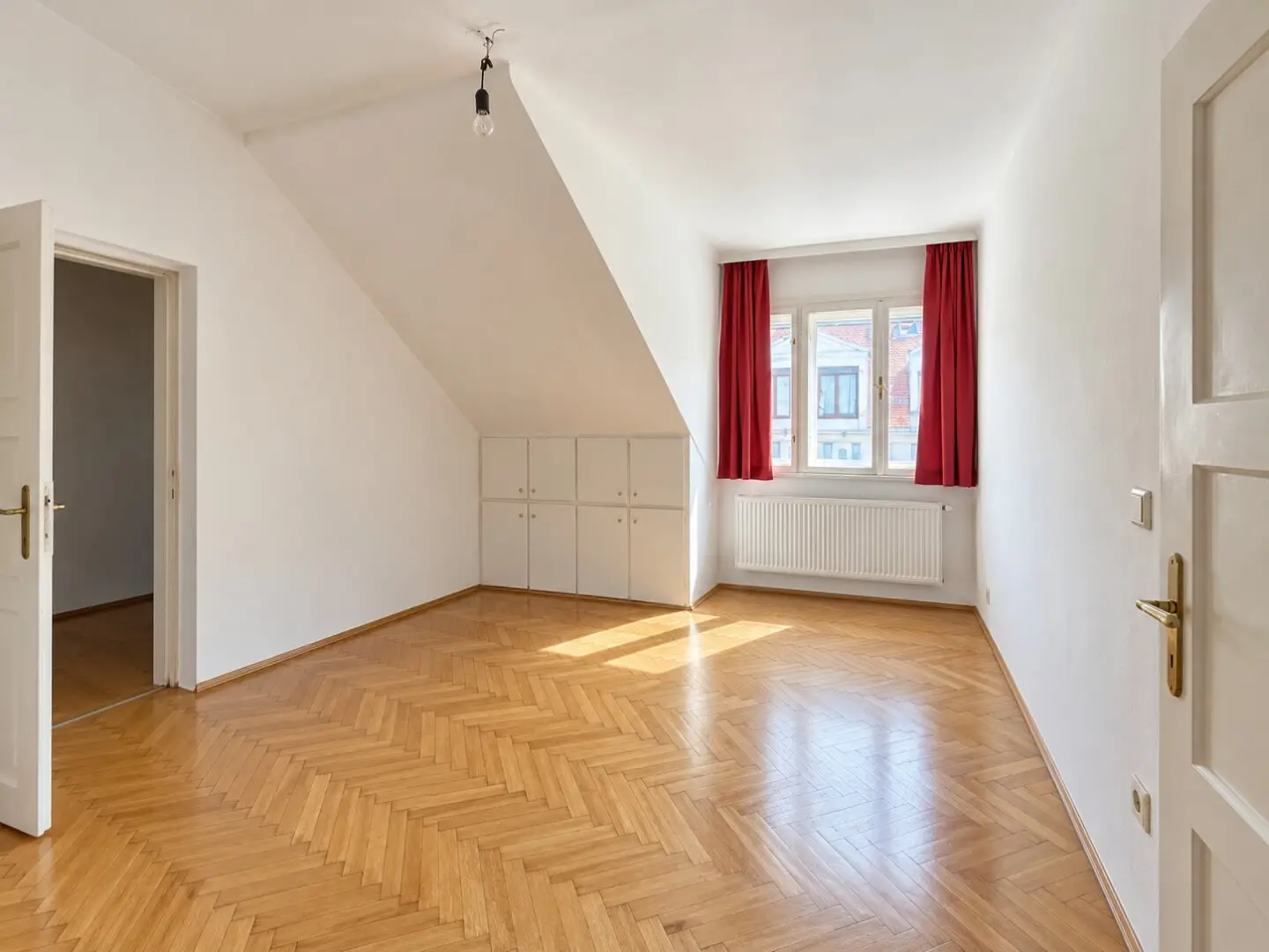 Wunderschöne Altbauwohnung mit ruhiger 15m² Terrasse und Schlossbergblick in der Brockmanngasse