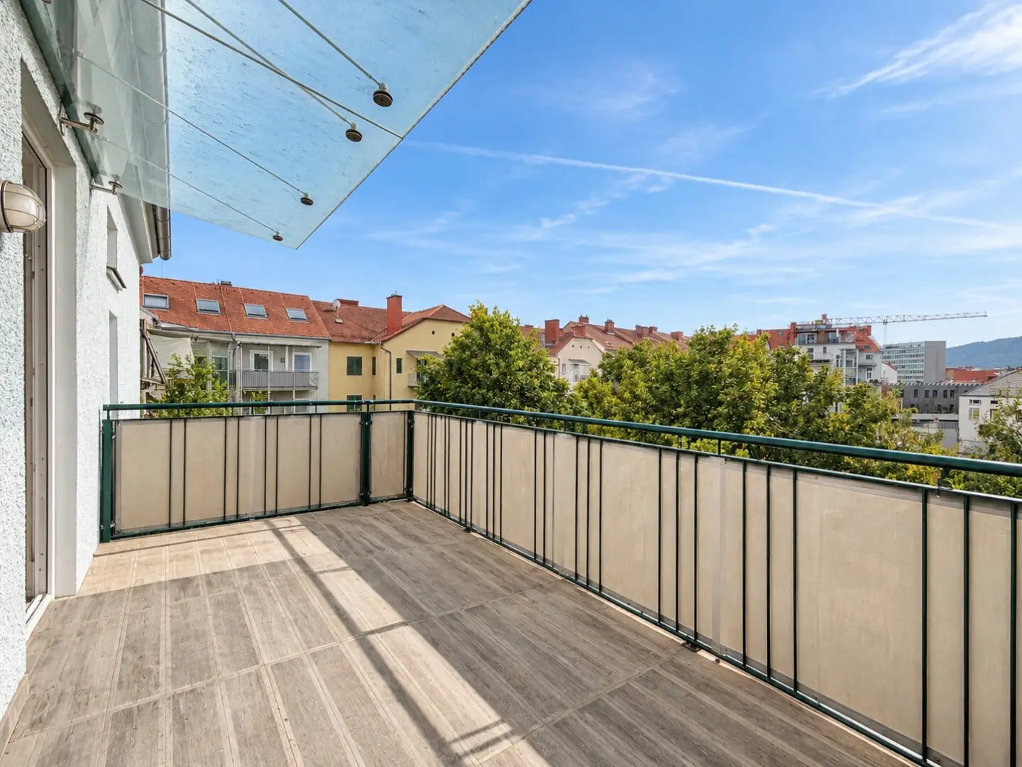 Wunderschöne Altbauwohnung mit ruhiger 15m² Terrasse und Schlossbergblick in der Brockmanngasse