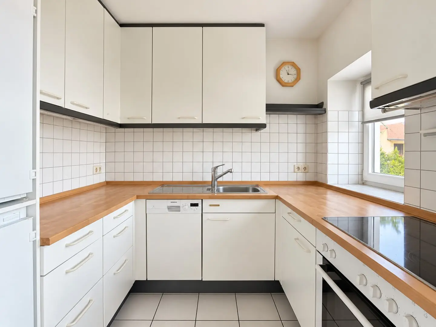 Wunderschöne Altbauwohnung mit ruhiger 15m² Terrasse und Schlossbergblick in der Brockmanngasse