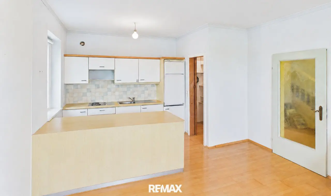 Ort der Kreativität - Ein Haus umgeben von Sandstein und viel Grün.