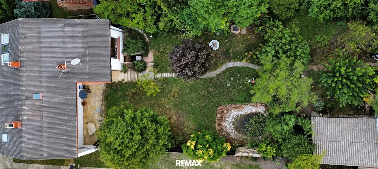 Ort der Kreativität - Ein Haus umgeben von Sandstein und viel Grün.