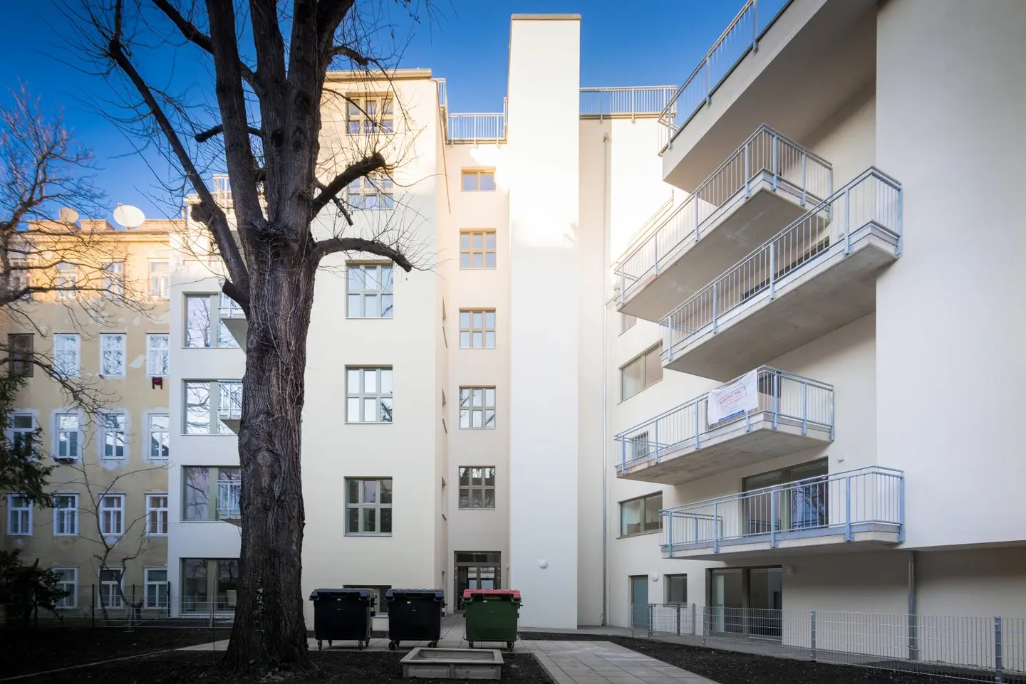 Commission-free - Beautiful apartment with balcony and view of greenery
