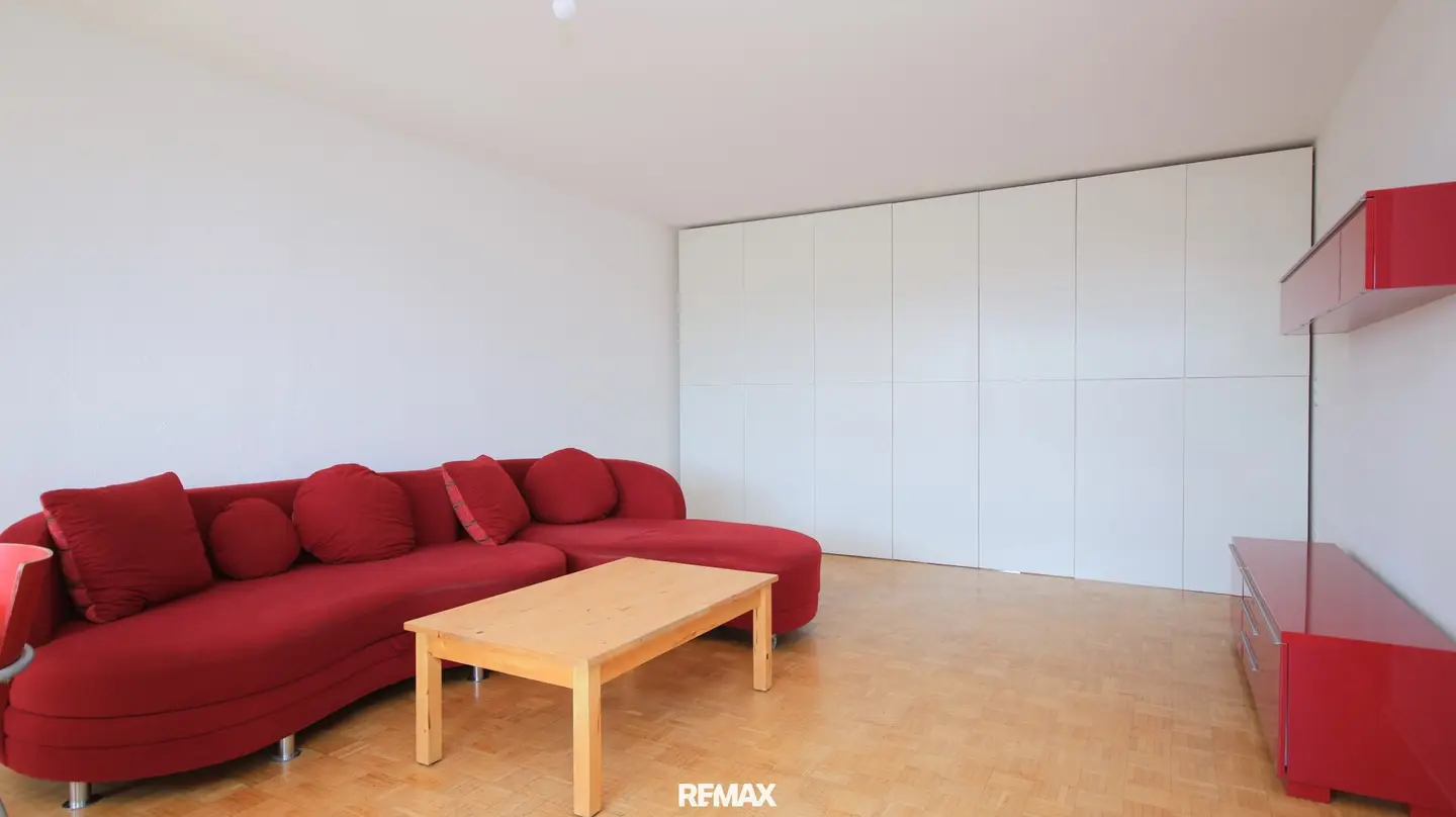 Spacious 4-room apartment in central location with view – 102 m²