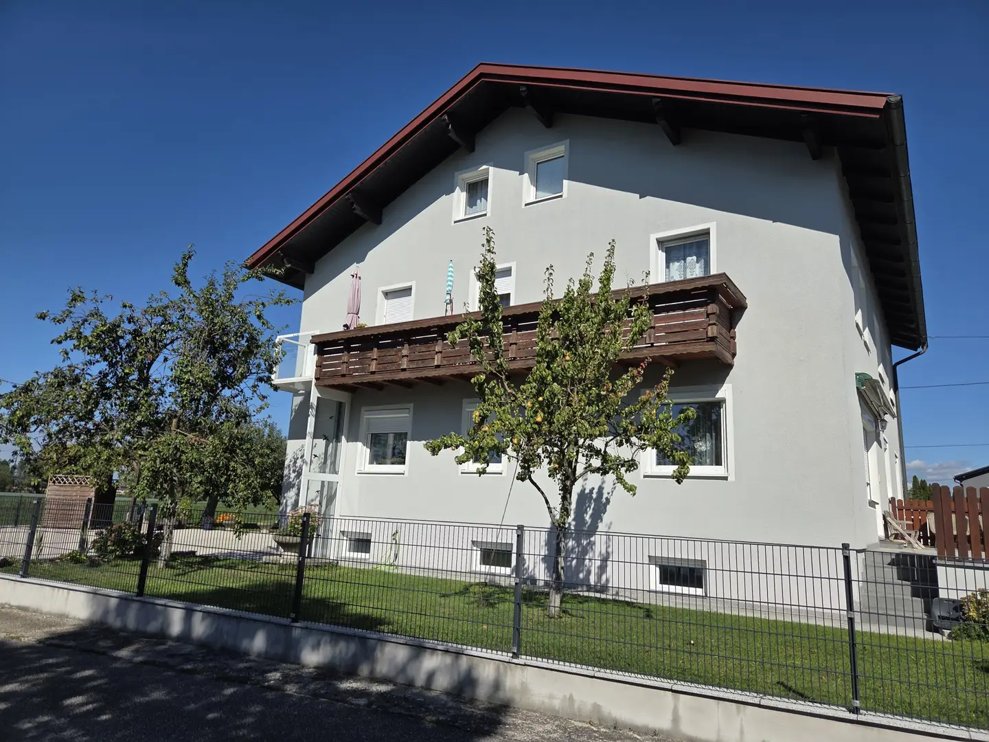 Spacious family apartment with double garage and ample space