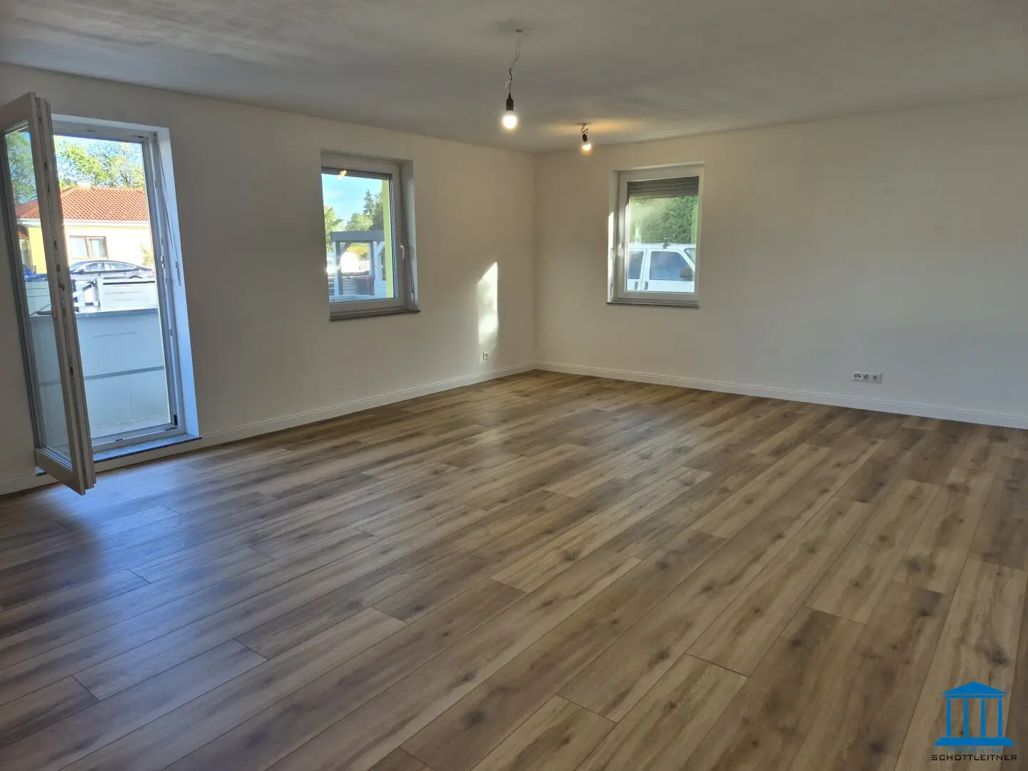 Terrassen-Wohnung im Erdgeschoss mit Einbauküche und bis zu zwei PKW-Abstellplätzen / Top 2
