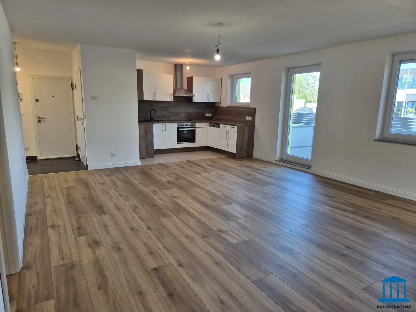 Terrassen-Wohnung im Erdgeschoss mit Einbauküche und bis zu zwei PKW-Abstellplätzen / Top 2
