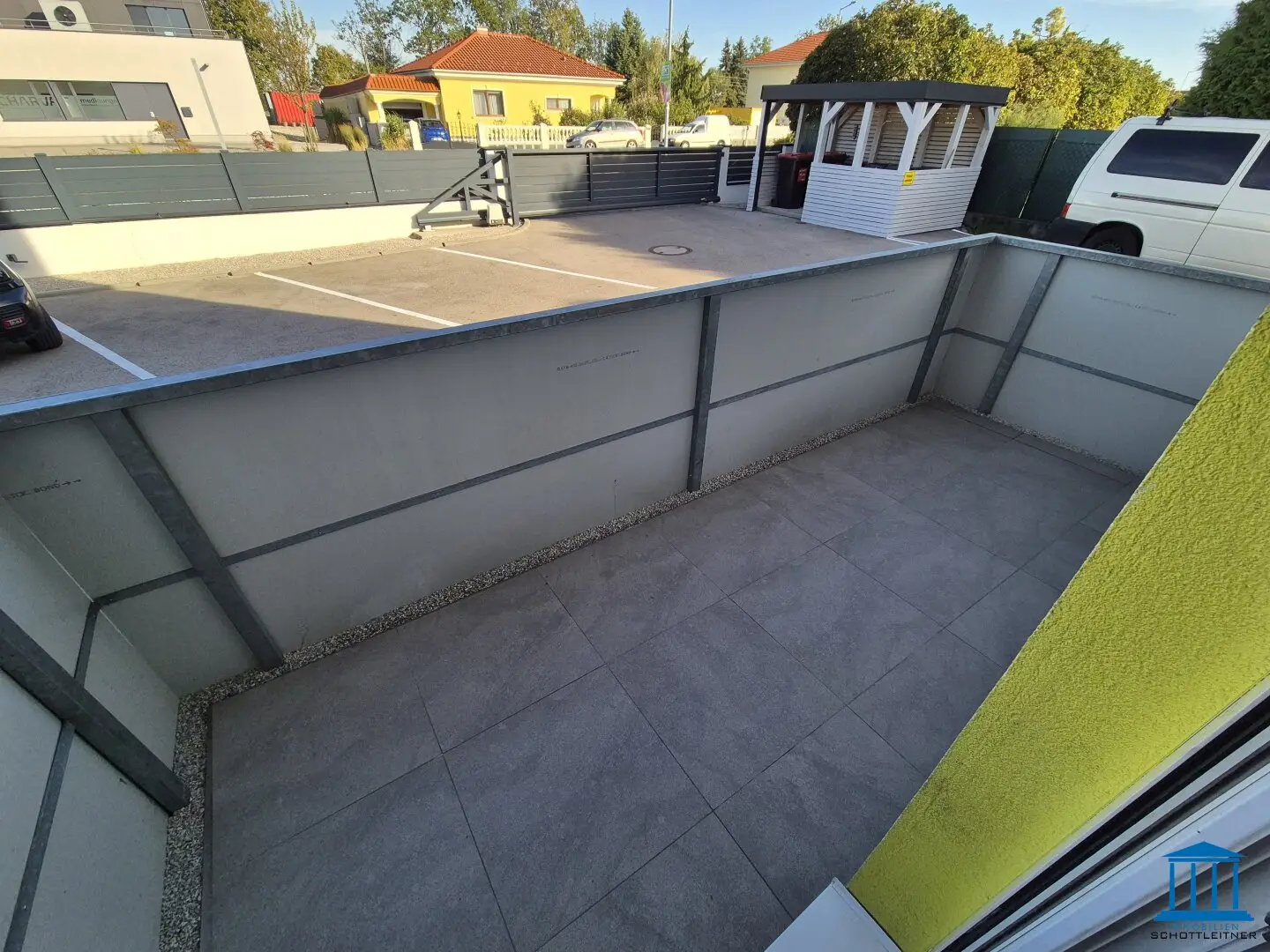 Terrassen-Wohnung im Erdgeschoss mit Einbauküche und bis zu zwei PKW-Abstellplätzen / Top 2